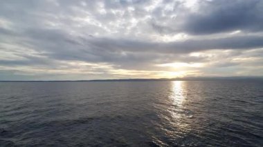 Denizin üzerinde güzel bir gün batımı