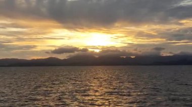 Denizin üzerinde güzel bir gün batımı