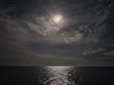 Parlak akşam gökyüzünün güzel manzarası