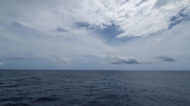 Beyaz bulutlu mavi deniz