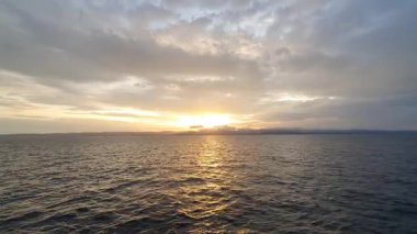 Denizin üzerinde güzel bir gün batımı