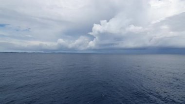 deniz üzerinde fırtına bulutları