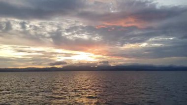 Denizin üzerinde güzel bir gün batımı. Doğa