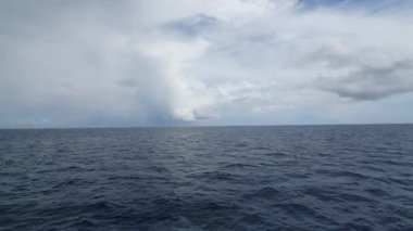 Deniz dalgaları ve mavi gökyüzü