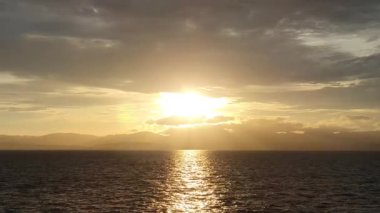 Denizin üzerinde güzel bir gün batımı