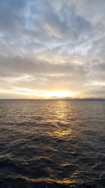 Denizin üzerinde güzel bir gün batımı