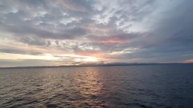 Denizin üzerinde güzel bir gün batımı