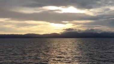 Denizin üzerinde güzel bir gün batımı 