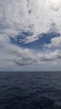Okyanus, okyanus ve gökyüzündeki bulutlar.