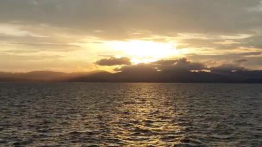 Denizin üzerinde güzel bir gün batımı