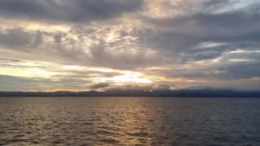 Okyanusta gün doğumu. günbatımı gökyüzü