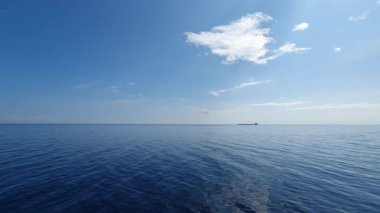 Deniz kıyısındaki bir teknenin manzarası