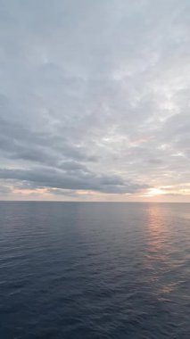 denizde gün batımı.