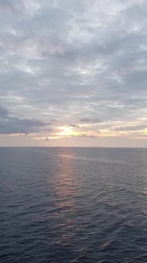 Denizde gün doğumu