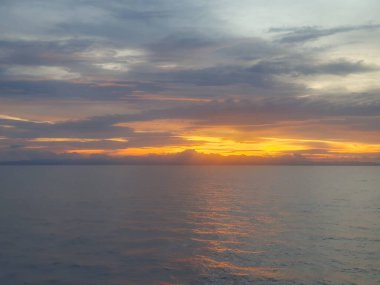 Denizin üzerinde güzel bir gün batımı