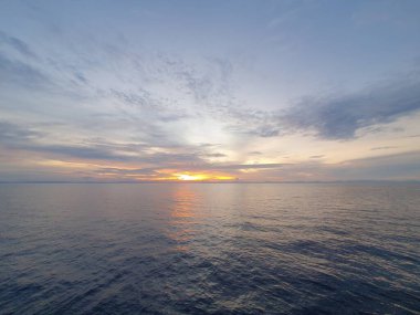 Banda Denizi 'nde gün batımı