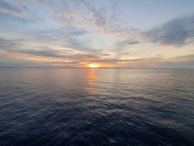 Denizin üzerinde güzel bir gün batımı.