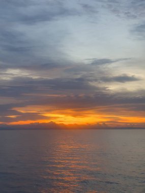 Denizin üzerinde güzel bir gün batımı