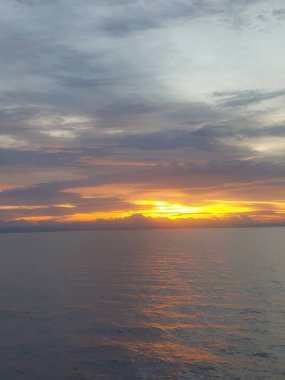 Denizin üzerinde güzel bir gün batımı