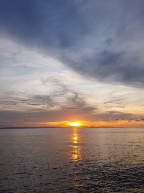 Denizin üzerinde güzel bir gün batımı