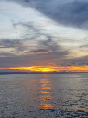 Denizin üzerinde güzel bir gün batımı