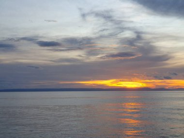 Denizin üzerinde güzel bir gün batımı