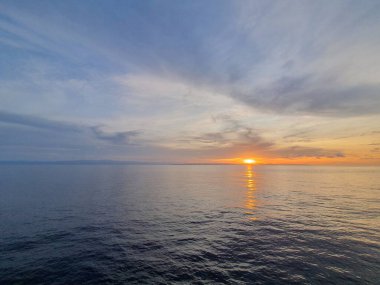 Denizin üzerinde güzel bir gün batımı