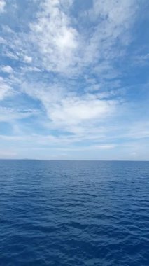 Beyaz dalgalarla dolu denizin mavi su yüzeyi.