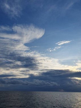 Denizin üzerinde güzel bir gün batımı