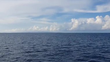 Deniz dalgaları ve mavi gökyüzü