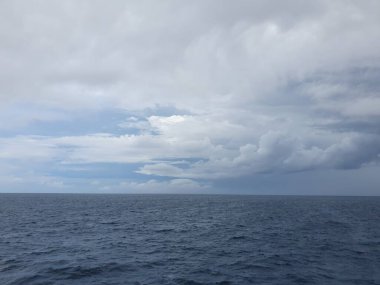 Mavi deniz ve beyaz bulutlar