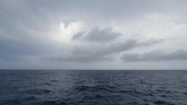 mavi gökyüzü ve denizde bulutlar