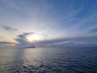 Denizin üzerinde güzel bir gün batımı