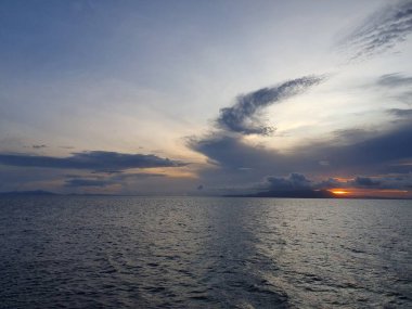 Denizde gün batımı, gökyüzü ve bulutlar, doğa ve tatil geçmişi