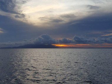 Denizin üzerinde güzel bir gün batımı