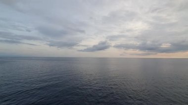 Bulutlu gökyüzünde Karadeniz 'in güzel gün batımı manzarası.