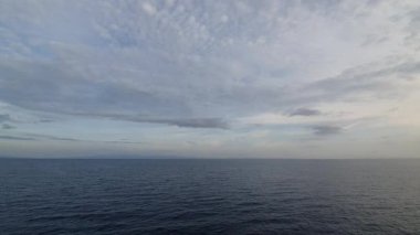 Deniz aşağıdan görünüyor.