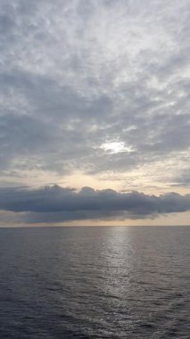 Deniz manzarası ve bulutlu gökyüzü