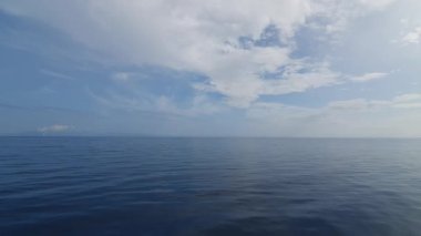 Mavi okyanus ve bulutlu gökyüzü