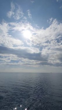 Mavi deniz ve bulutlu gökyüzü