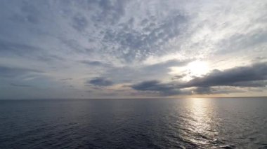 Güzel günbatımı gökyüzü denizin üzerinde.