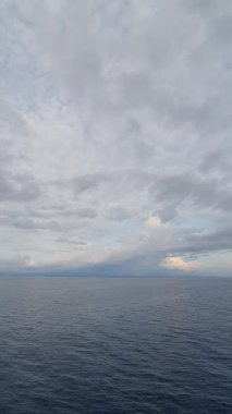 Deniz ve gökyüzü manzarası