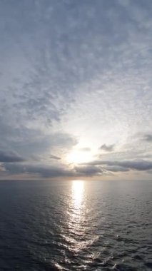 Banda Denizi üzerinde gün doğumu