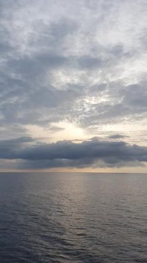 Denizin üzerinde güzel bir gün batımı