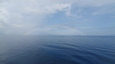 Denizin üzerinde gökkuşağı, mavi deniz