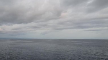 Denizin üzerinde fırtına bulutları