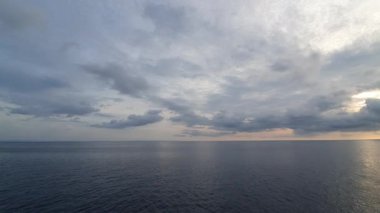 Deniz ve bulutların üzerinde güzel bir gün doğumu.