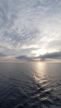 Arkasında bir tekne olan güzel deniz manzarası.