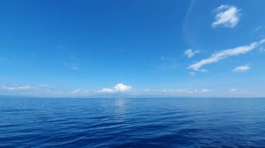 Bir tekneden okyanus manzarası