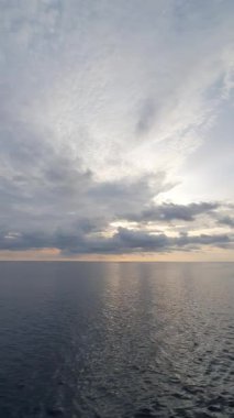 Denizin üstünde gün batımı